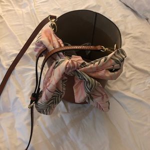 Bucket bag